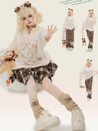 アプリコットのかわいいクマ柄モヘアのルーズセーター。フロントにカットアウトのディテール。