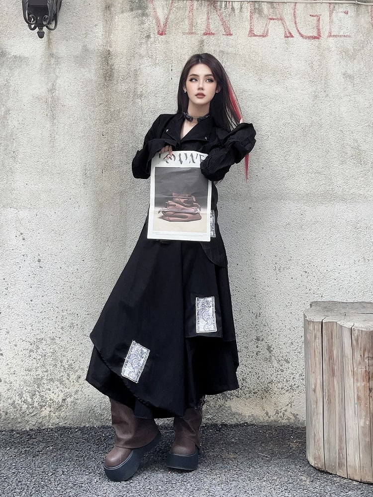 Schwarzes, gekerbtes Kragen-Glockenärmel-Punk-asymmetrisches Hemd mit Applikationen