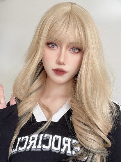 長さのあるウィッグとウェーブのかかった前髪、ブロンドのエアハイライト、ブラック 65CM