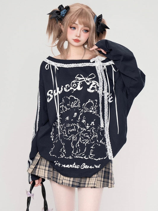 Marineblaues Top mit Cartoon-Print und Spitzenakzenten und asymmetrischem Ausschnitt