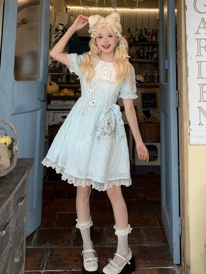 Besticktes blaues Kleid mit Puffärmeln in Wunderland-Vibes, Bunny Alice