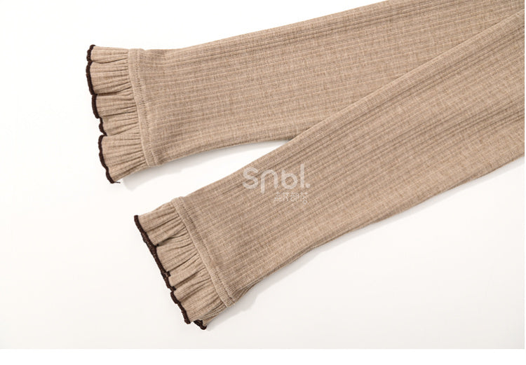 Hellbraunes Langarm-Top mit Rüschenausschnitt