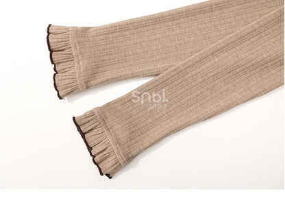 Hellbraunes Langarm-Top mit Rüschenausschnitt