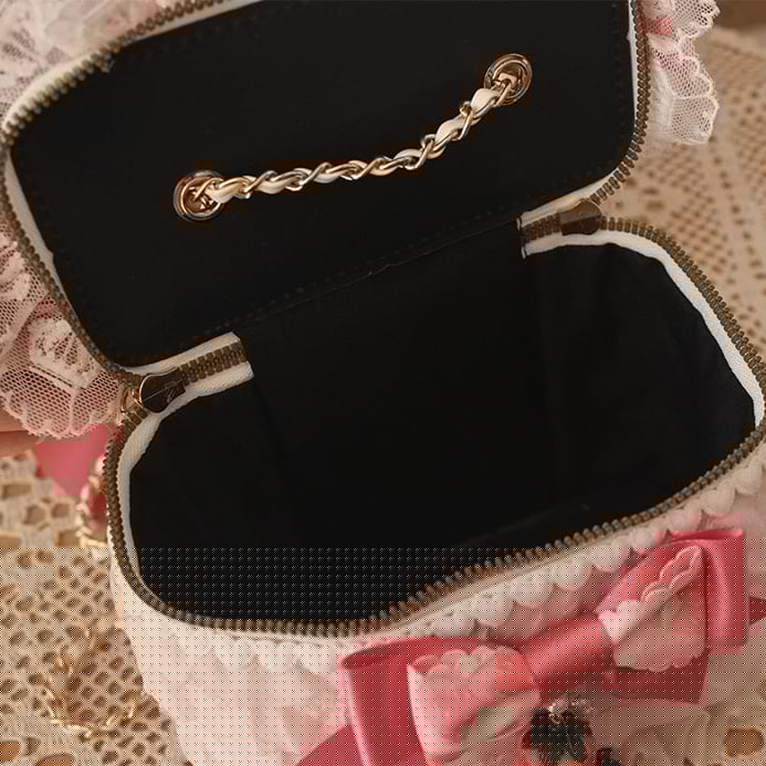 ストロベリービーズチャーム、蝶結びディテール、レーストリムバッグ