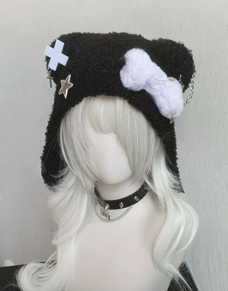 ブラック/ホワイトのクロスとピンのアクセントが付いたクマの耳のぬいぐるみ帽子