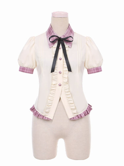 コントラストピンクのチェック柄トリム、ベージュのアイドルロリータブラウス、後ろにレースアップディテール