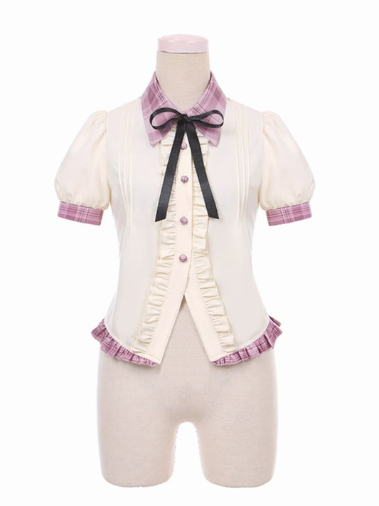コントラストピンクのチェック柄トリム、ベージュのアイドルロリータブラウス、後ろにレースアップディテール