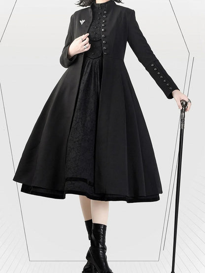 Schwarzer Mantel mit Stehkragen und langen Ärmeln