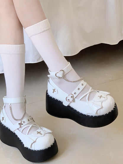 Y2K-Plateaus mit weißen Kreuzdetails, Lederakzente auf PU mit Herzflügeln