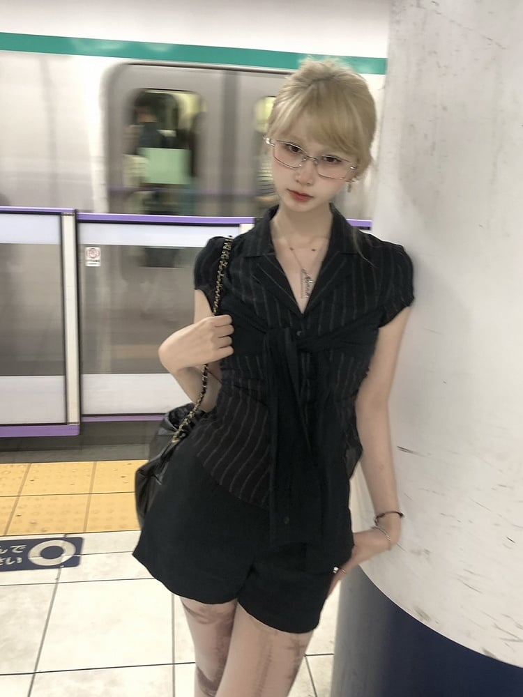 Detail Button Front Placket with Tie Striped Black Bow Shirt