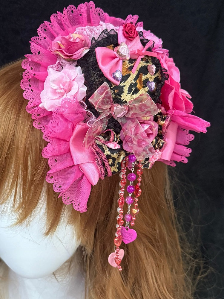 Hut mit Strass verzierter Kette, schwarz-rosa Besatz, Perlenbesatz, florales Mini-Leopardenmuster, Spitzendesign