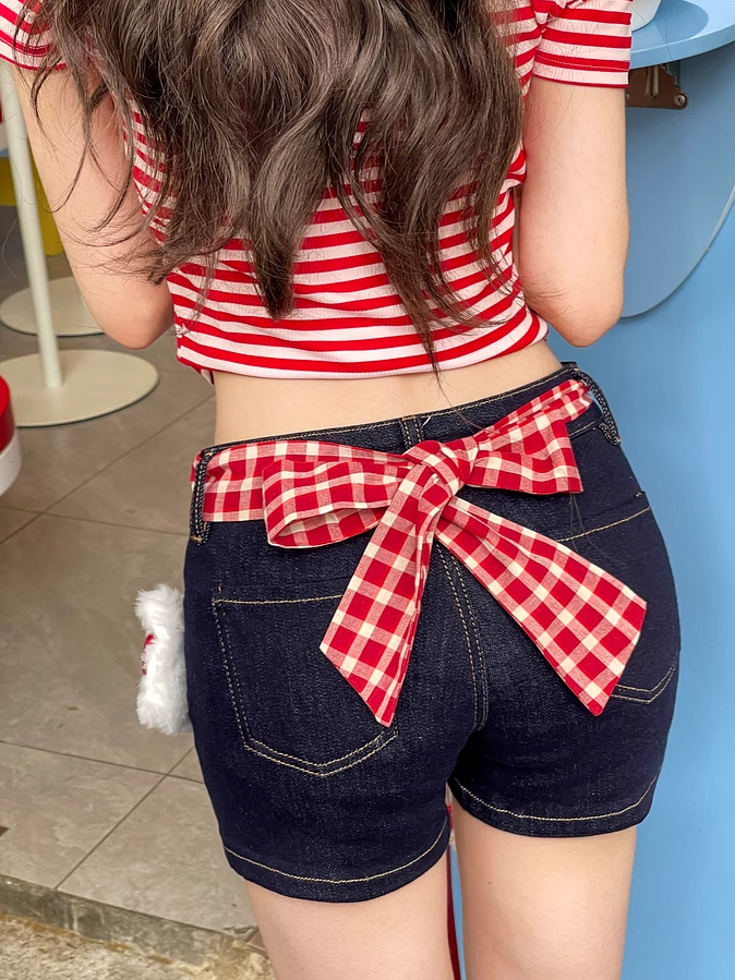 and Red Plaid Accessory Dark Blue Straight-leg Denim Shorts with Kitty Plushie Waist
