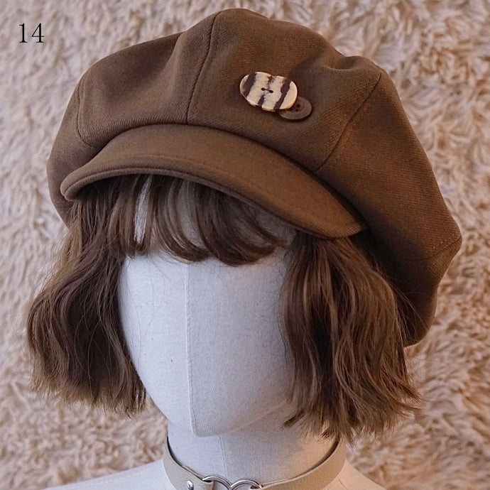 茶色のベレー帽、装飾ボタン付き帽子