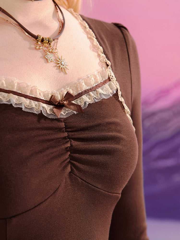 Kaffeebraunes Slim-Fit-Top mit quadratischem Ausschnitt und Spitzenbesatz