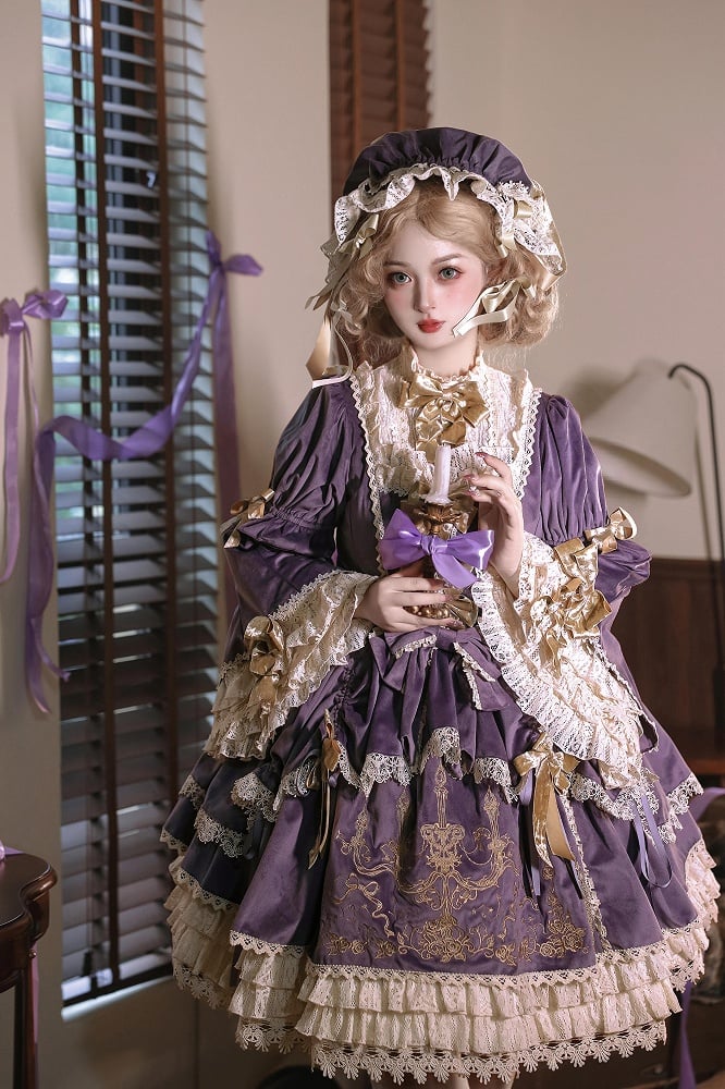 Bougie en velours à manches cloche, broderie violette et bougie