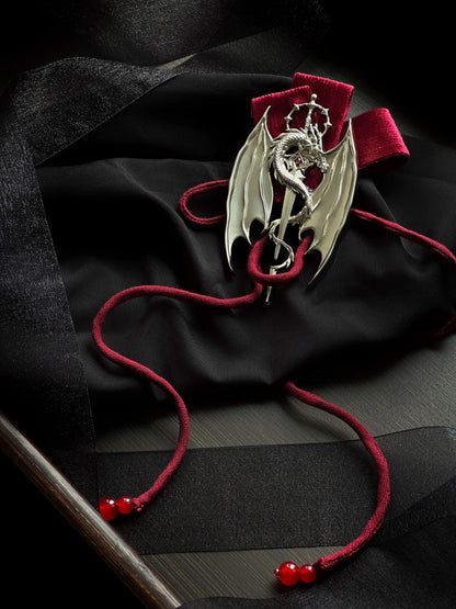 Drache und Schwert Metallbrosche Roter Riemen