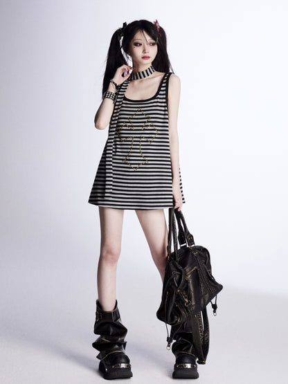 mit kostenlosem schwarz-grauem Streifen-Tanktop mit Kreuz und Nieten im Vintage-Stil