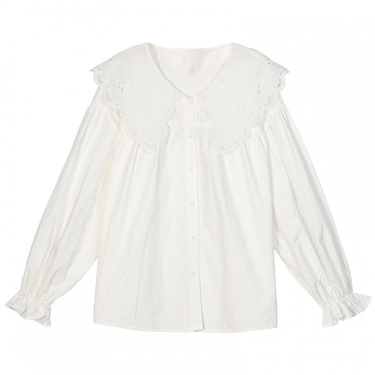 ホワイトのオーバーサイズレースカラー、フリル袖口、ゆったりブラウス