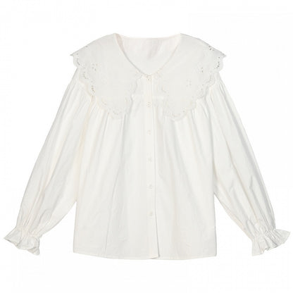ホワイトのオーバーサイズレースカラー、フリル袖口、ゆったりブラウス