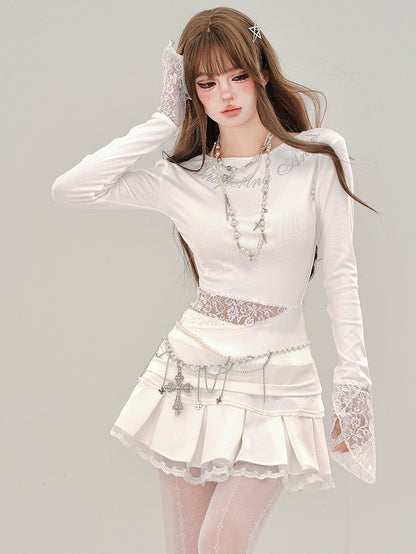 Weißes Langarm-Top mit Strass-Buchstaben und Spitze im Patchwork-Stil