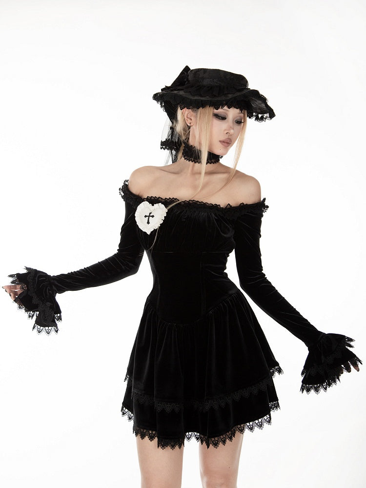Gothic-Kleid aus schwarzem Samt mit schulterfreiem Ausschnitt und Glockenärmeln