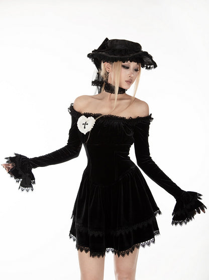 Gothic-Kleid aus schwarzem Samt mit schulterfreiem Ausschnitt und Glockenärmeln