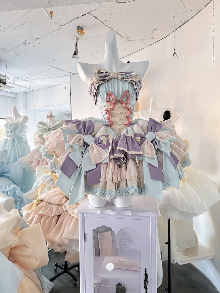 Lila Schleifenrock, große Schnürung, baskische Taille, gestufte Rüschen, süßes Lolita-Kleid und mit Blau auf