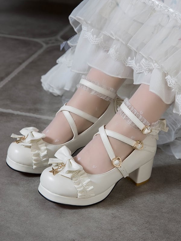 Blockabsätze mit Charm-Stern und Herz, weiße Zierschnallen, Lolita-Rüschen, Oberteil mit mittlerer Schleife