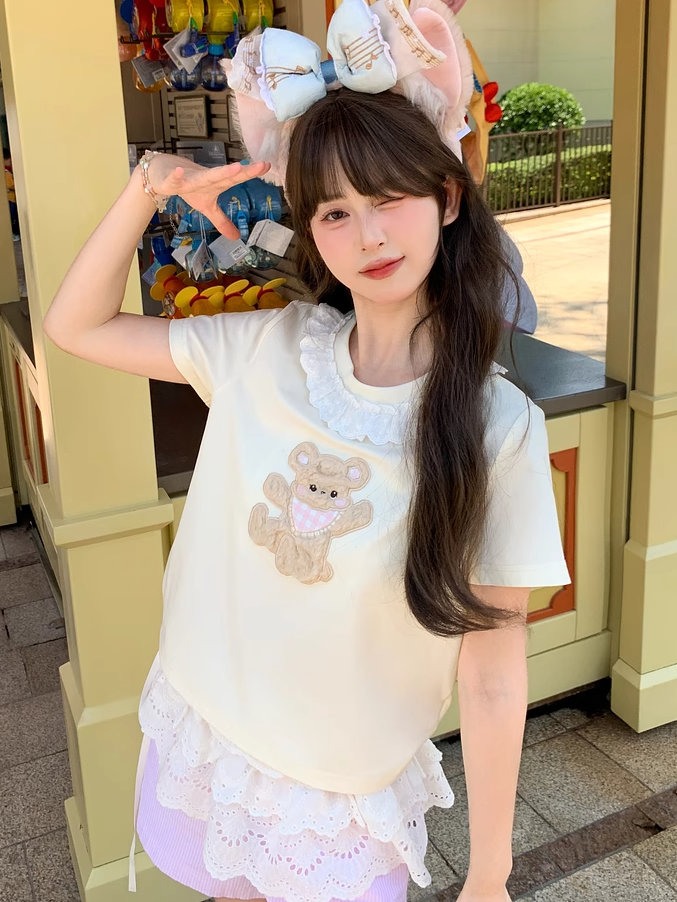 Aprikosenfarbenes T-Shirt mit Spitzenbesatz und Plüschbär-Applikation am Ausschnitt