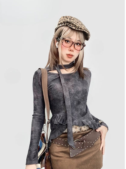 Schwarzes Top mit asymmetrischem Volantsaum und Schal