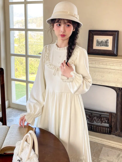 Weißes Kleid mit Schleifenakzenten, Rüschenausschnitt und langen Ärmeln