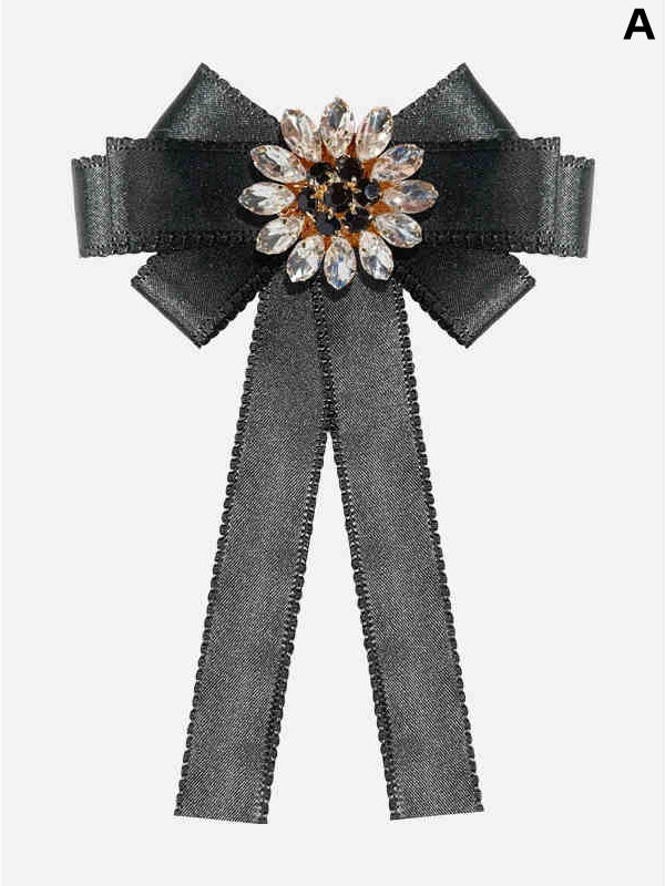 Fliege-Brosche mit Blumenmuster und Strasssteinen