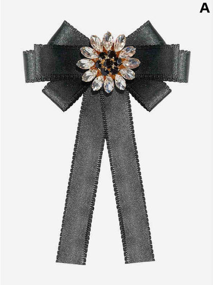 Fliege-Brosche mit Blumenmuster und Strasssteinen