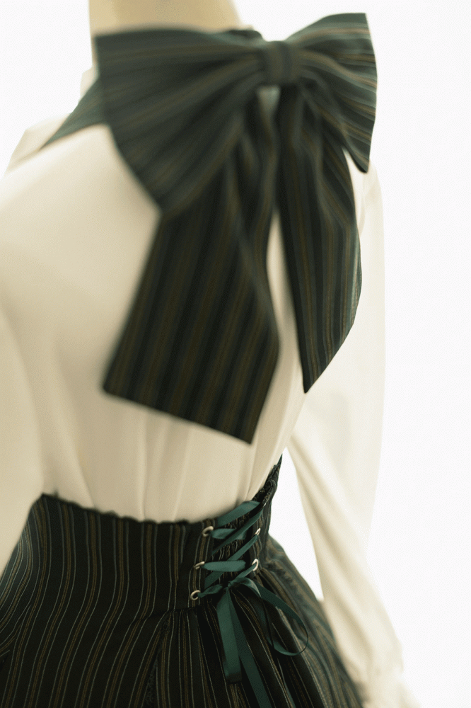 Robe dos nu à rayures vert foncé et sous la poitrine, style historique
