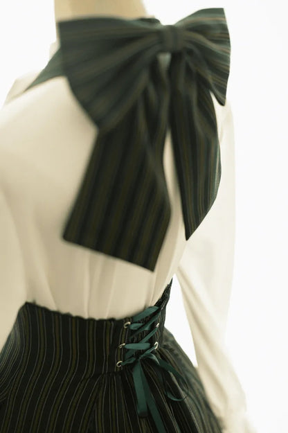 Historical Vibes Dunkel gestreiftes Unterbrustmusterkleid mit Neckholder in Grün