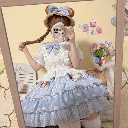 ブルーの蝶結び、水玉模様の袖、取り外し可能なブラウス付きのホワイトのショートパンツ