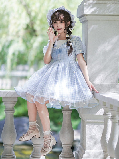 Hellblauer Matrosenkragen, weiße Gänseblümchen, kariertes süßes Kleid mit Schleifendetails