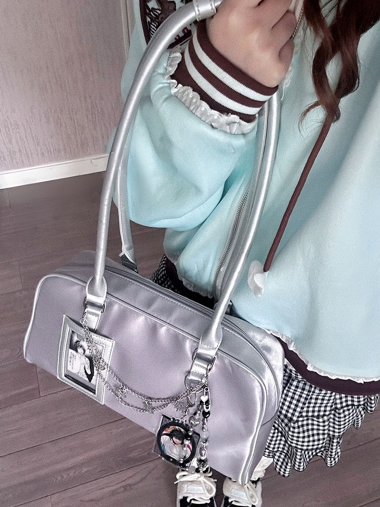 Hand mit abnehmbarer Ita-Haltertasche Silberkarte