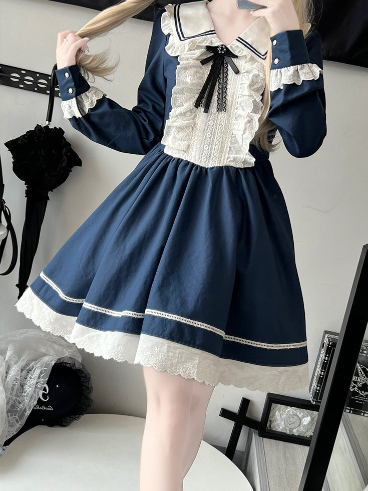 Dunkelblaues, langärmliges Kleid mit Rüschenbesatz über dem Knie