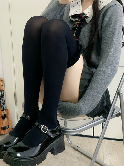 Cremefarbene Overknee-Strümpfe mit süßer Schleife und Spitzenbesatz