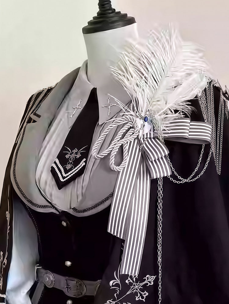 Weiße Dekoration und Federbrosche Kreuz