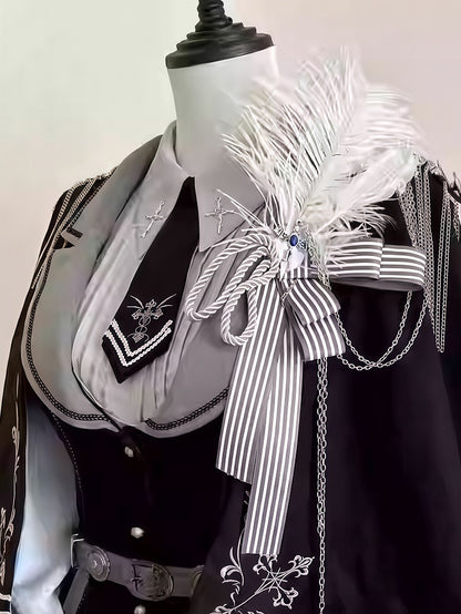 Weiße Dekoration und Federbrosche Kreuz