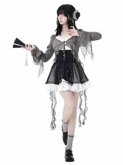 カスケードフリルアクセントのチャイナドレス、花柄ブローチ付きシフォントップス、グレー