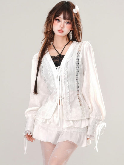 Weiße Spitzenbluse mit Schnürleiste und V-Ausschnitt und Ballonärmeln