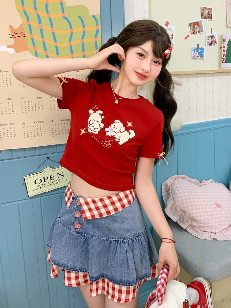 赤いラウンドネックの愛らしい子犬の刺繍入りクロップドTシャツ