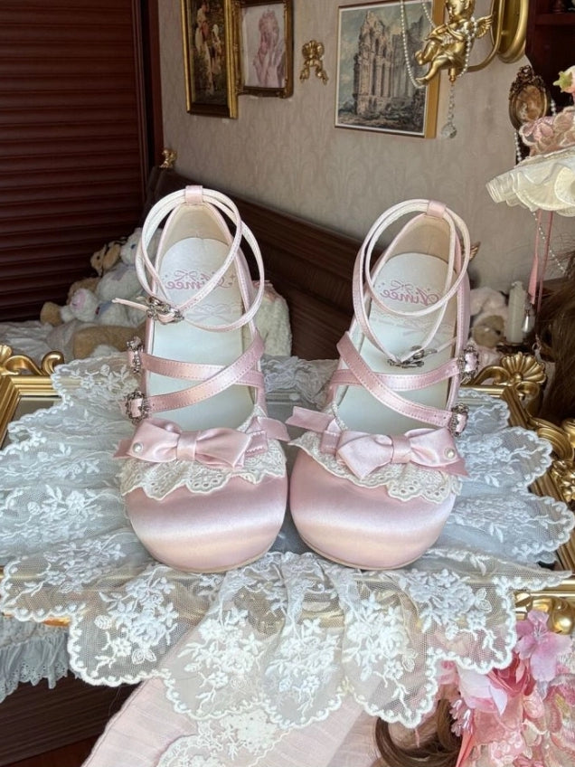 Lolita-Schuhe mit Schleifenakzenten und überkreuzten Keilabsätzen, Spitzenriemen – Satinrosa