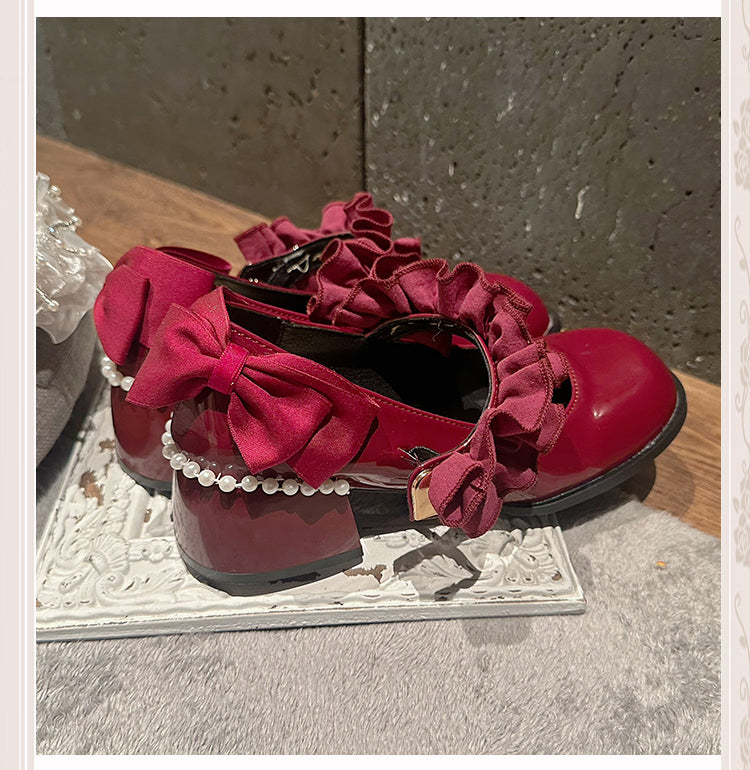 光沢のあるワインレッドのラウンドトゥ、フリルトリム、ブロックヒール、ビーズチェーン付きメリージェーン