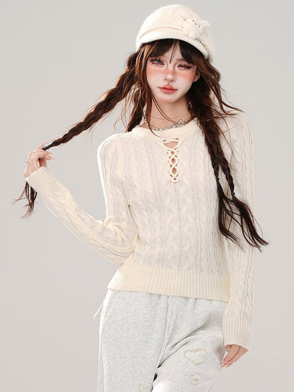 Grauer Slim-Fit-Pullover mit Rundhalsausschnitt und Cut-Out-Detail