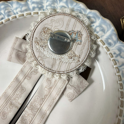 ブルー/ブラウンの蝶結びロッキングホース刺繍バッジ