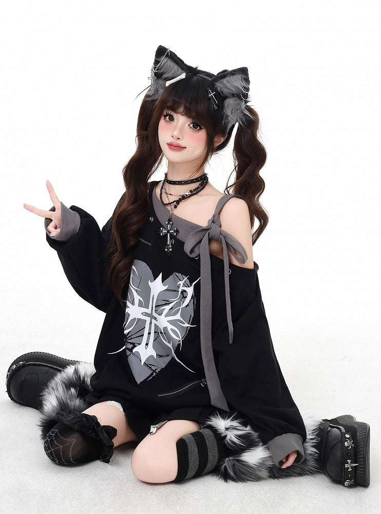 ブラックのアシンメトリーネックライン、セルフタイストラップ、ハート＆クロスプリントスウェットシャツ